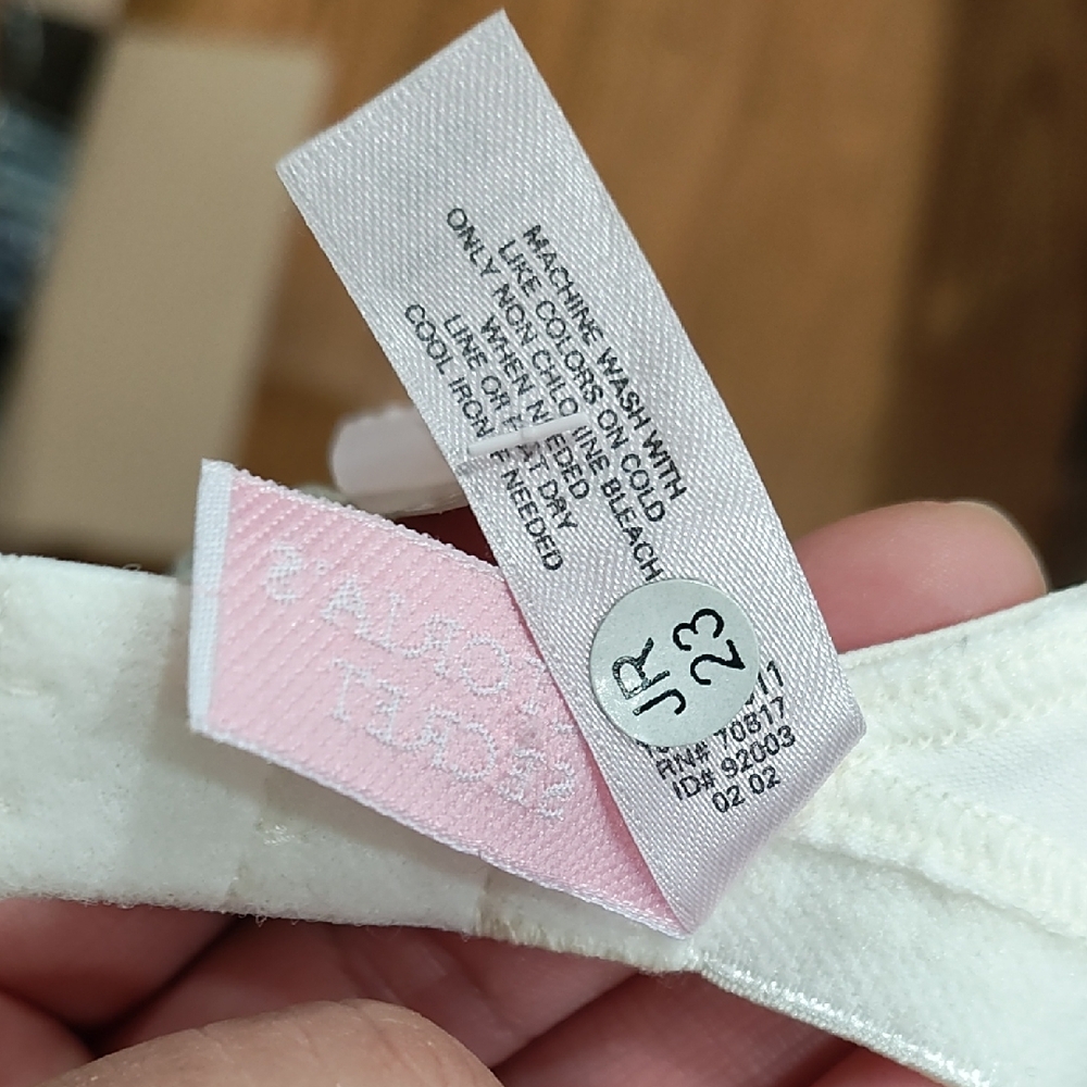 Victoria's Secret Cream Bra - Picture 7 of 7